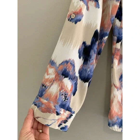 Chicos 2 Abstract Floral Blouse Top V Neck Roll Tab Slv Flowy Silky Satin Large - Picture 4 of 16